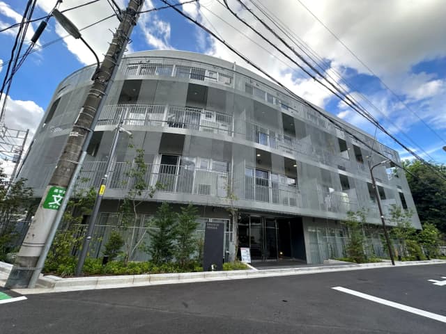 現代的な外観のマンション、円形のデザインが特徴的な建物、都会的な住宅街の風景