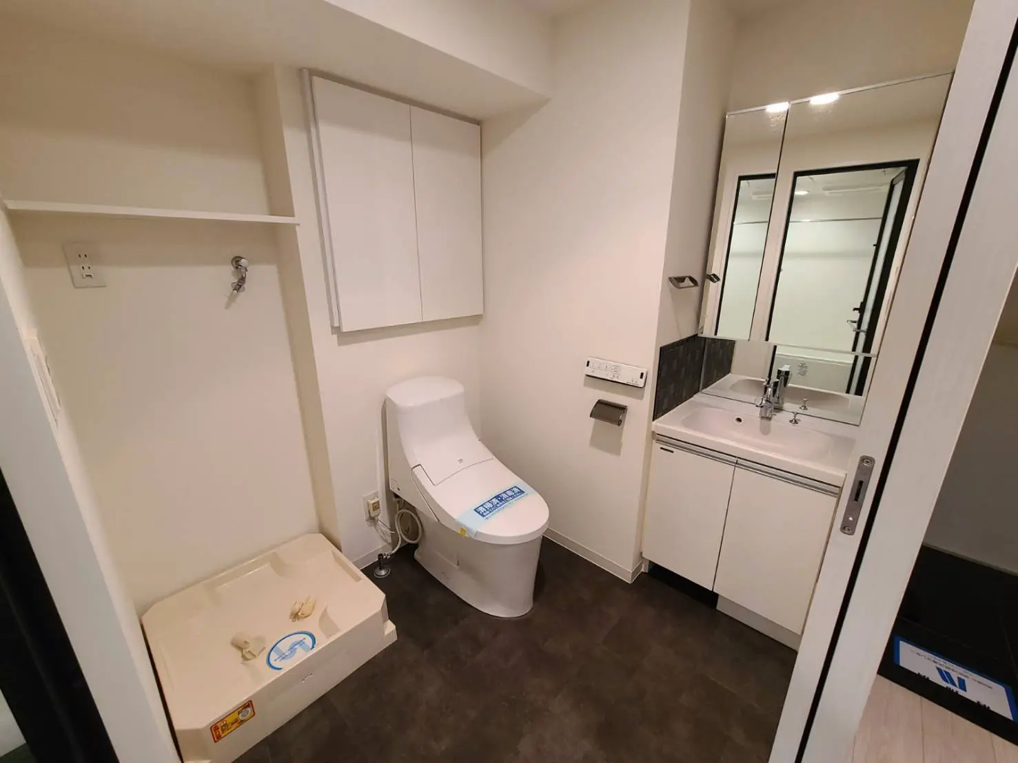 コンパクトな洗面所とトイレ一体型ユニット、上部収納付き