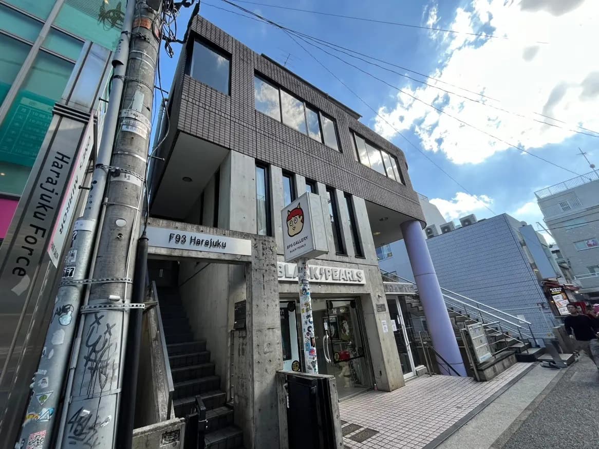 原宿の街並み、モダンなビルと階段、看板と青空