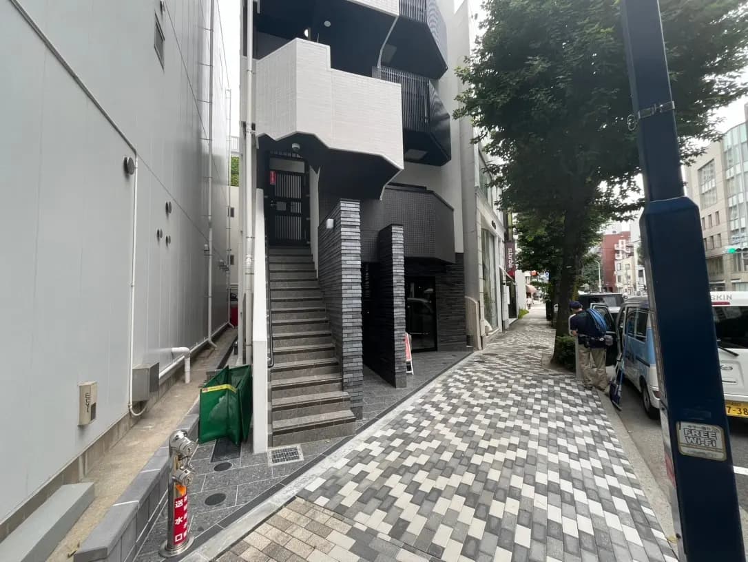 都会の歩道とモダンな建築デザイン、階段と白黒のタイル装飾