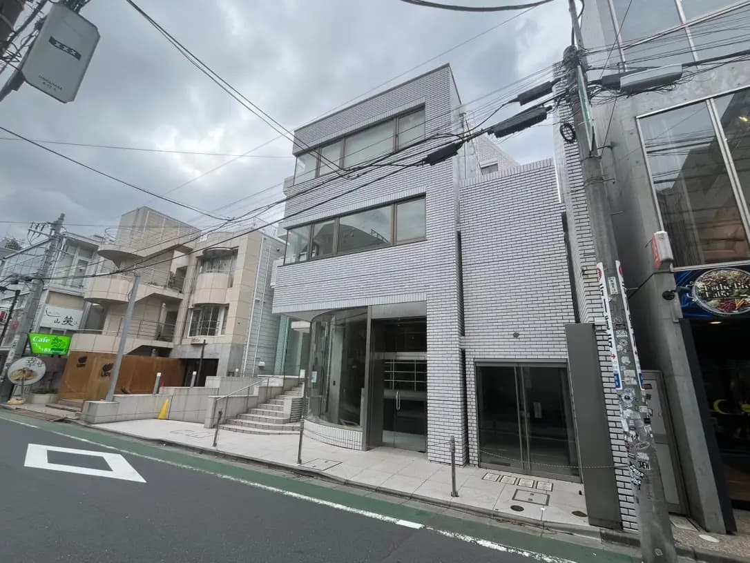都市の白いレンガ造りのビル、ガラスのファサード、階段が設けられた入り口