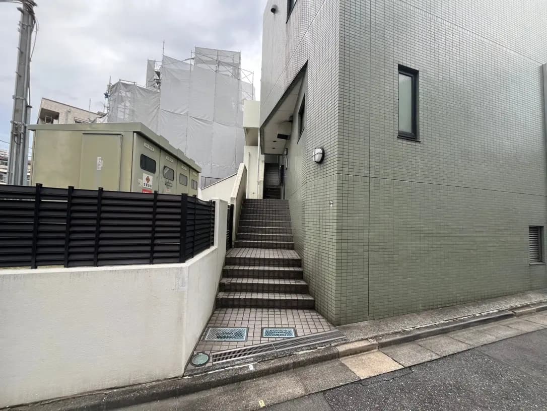 市街地の階段付き通路と現代的な建物の外観