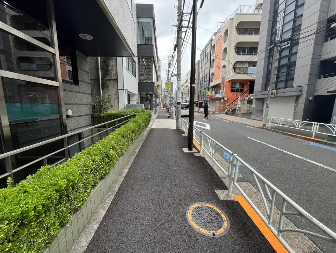 都市の景観、歩道と建築物、曇った日の日本の街並み