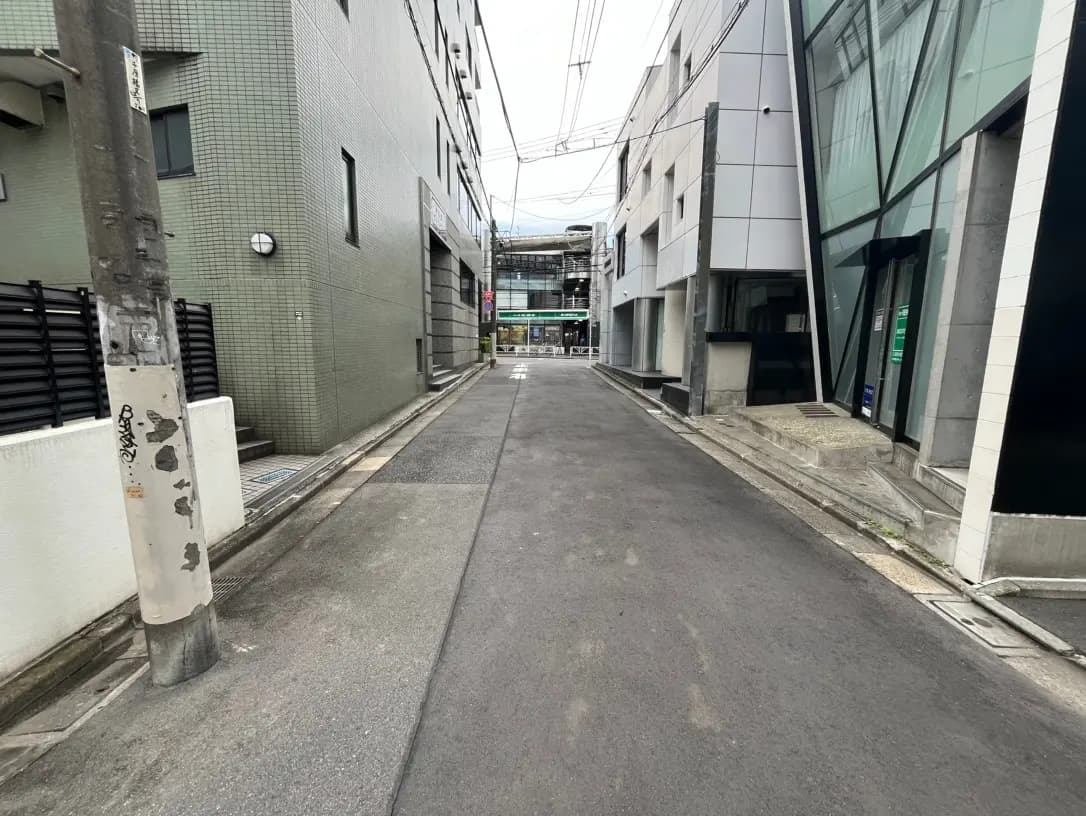 都市の小道とビル、曇天の下での静かな午後
