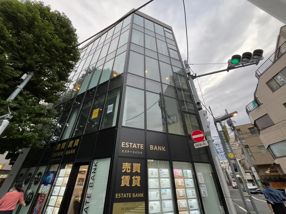 現代的なデザインの不動産銀行ビル、ガラス張りのファサード、通りと信号機