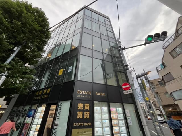 現代的なデザインの不動産銀行ビル、ガラス張りのファサード、通りと信号機