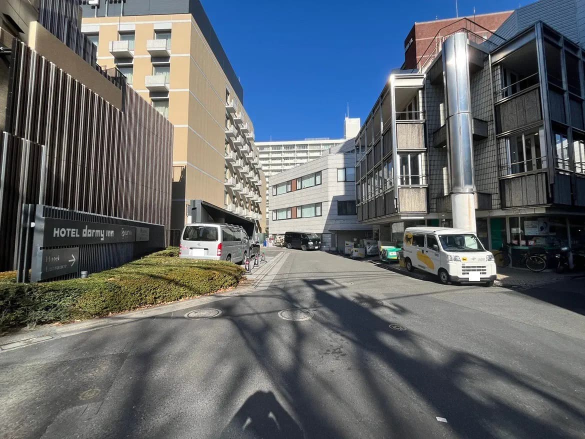 晴れた日の都市風景とホテルの入り口、建物とクリアな青空