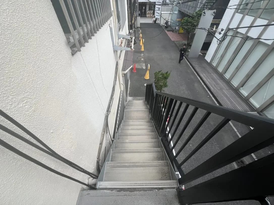 建物の非常階段、都市風景、安全柵と階段のディテール