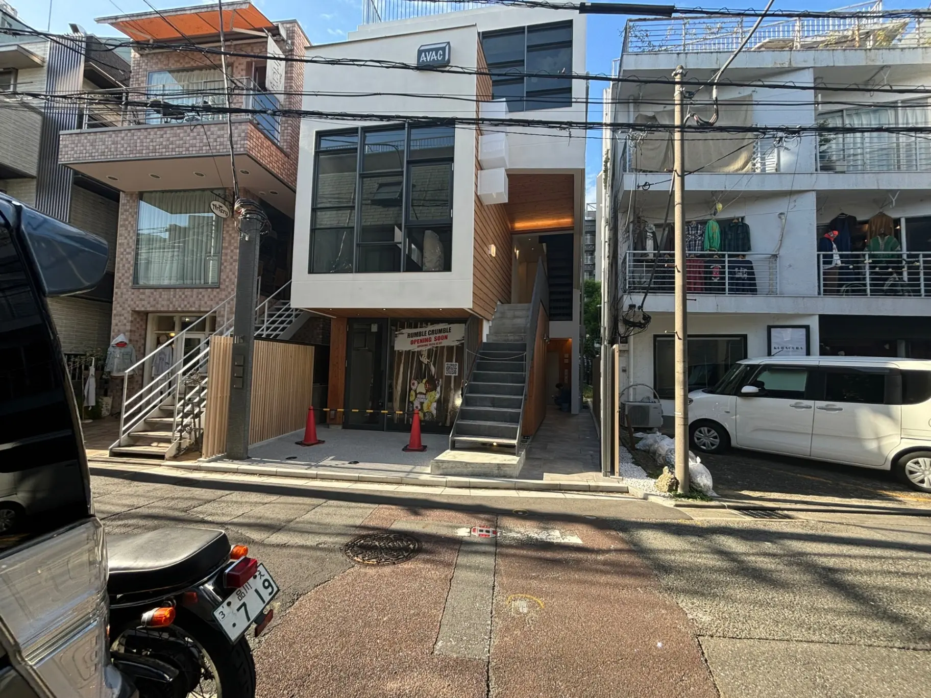 現代建築のアパート建物、階段と木製のフェンス、通りの景色
