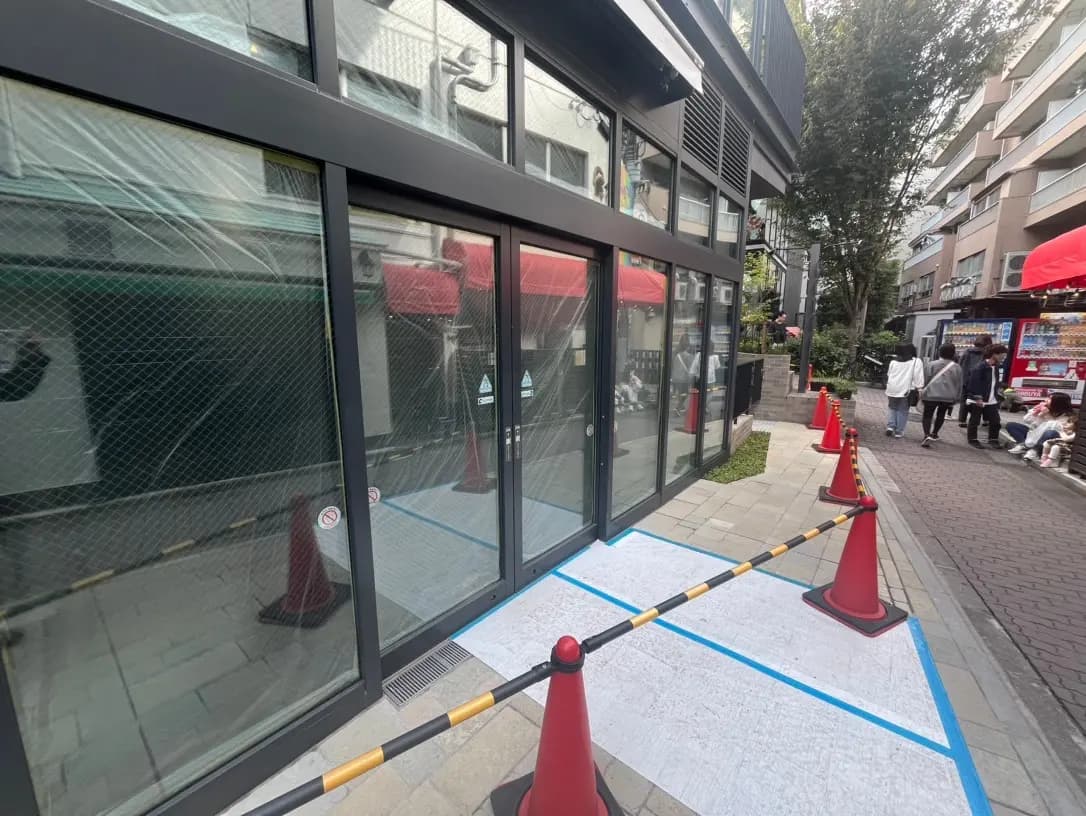 歩行者のための通路がコーンで区切られた都市の歩道、ガラス窓の建物と通りの風景