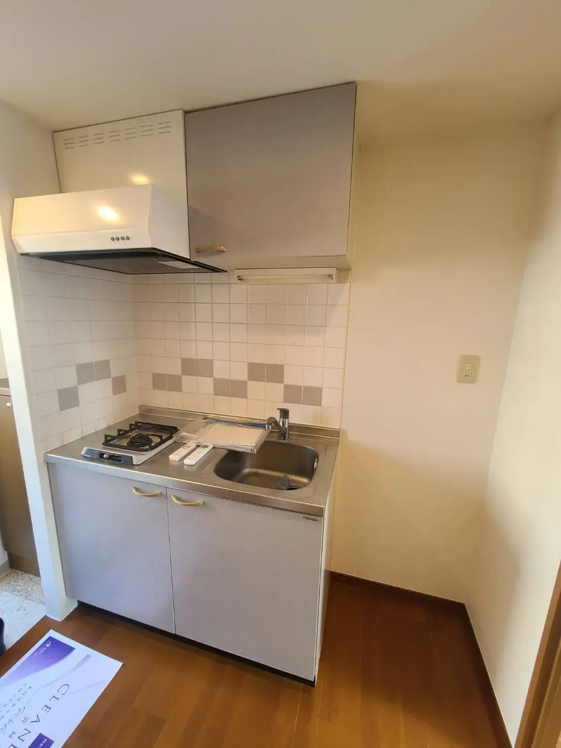 コンパクトなキッチンスペース、二口コンロとレンジフード付き