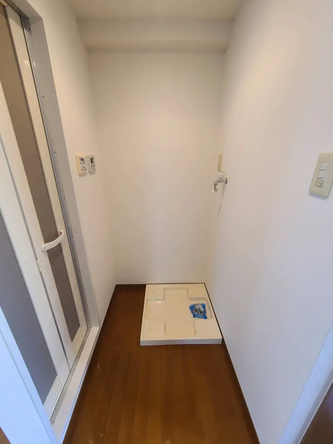 狭いスペースに設置されたシューズボックスがある玄関