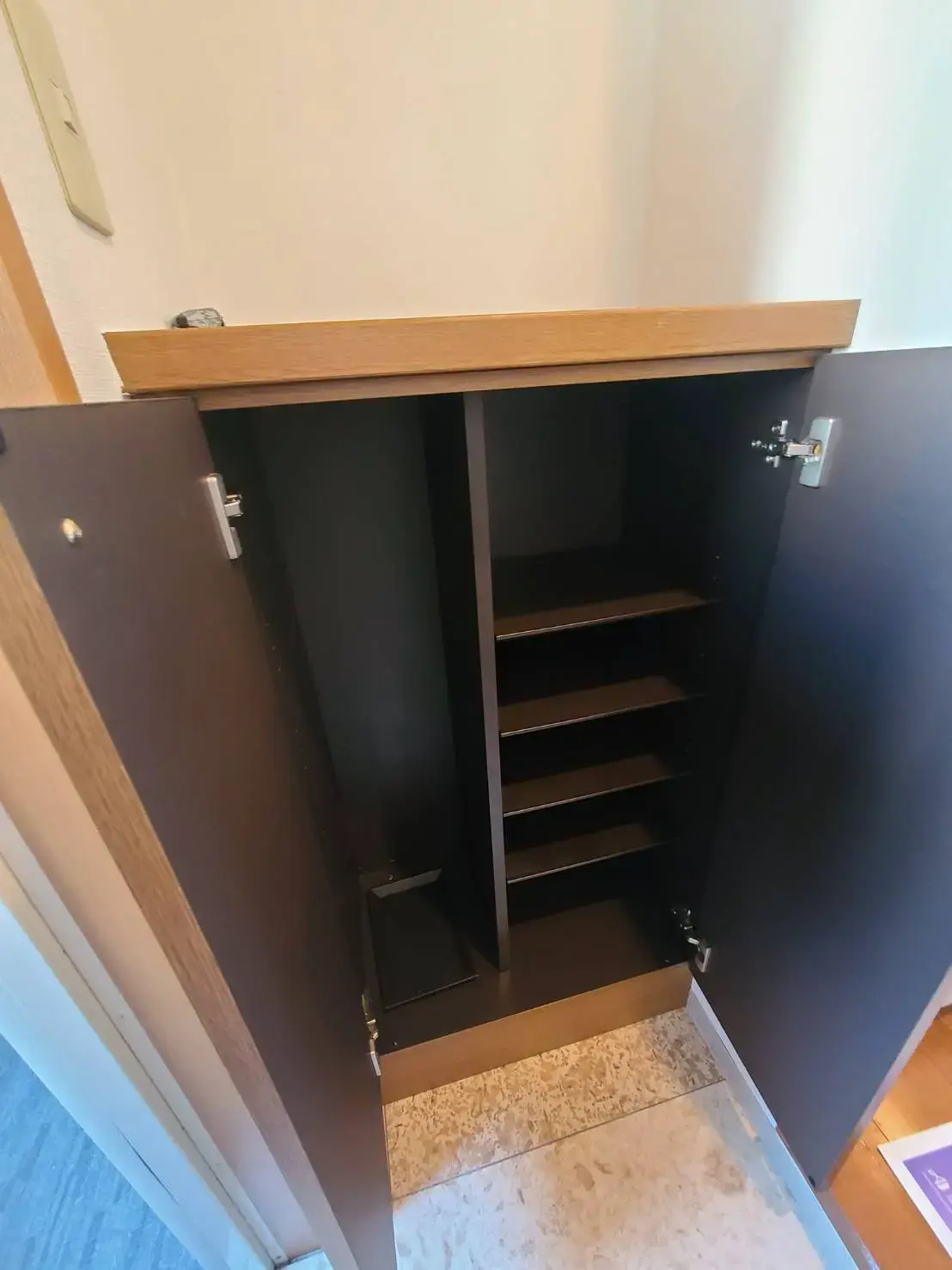 木目調の扉が特徴的な収納スペース