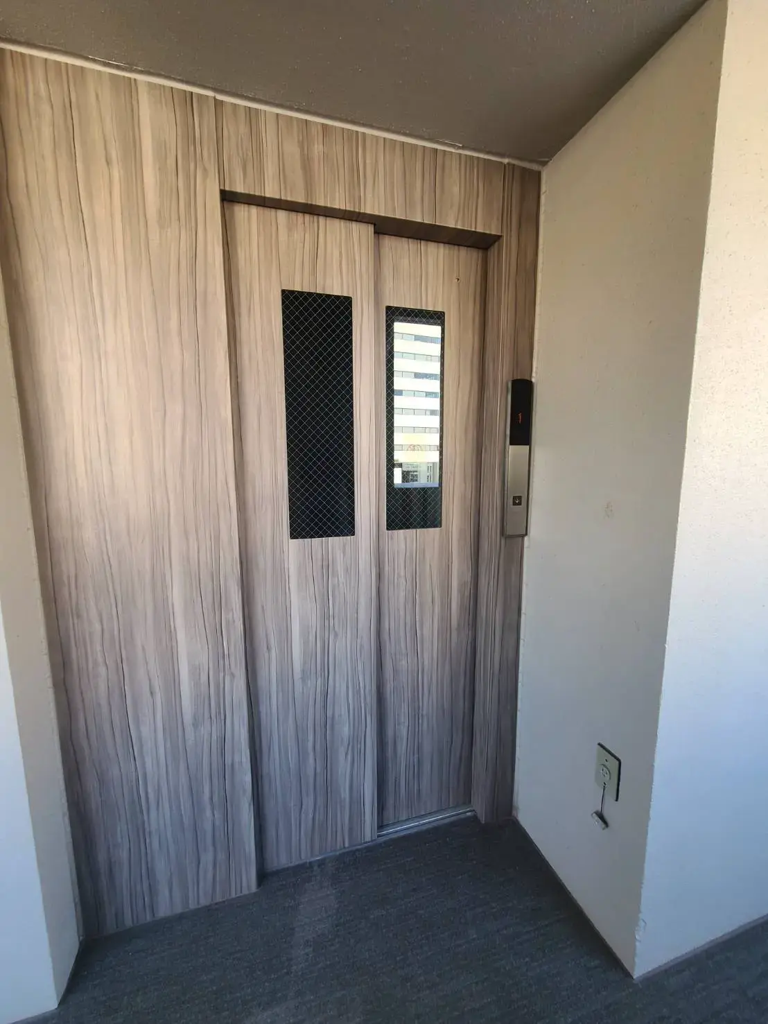 木目調の扉が特徴のエントランスホール