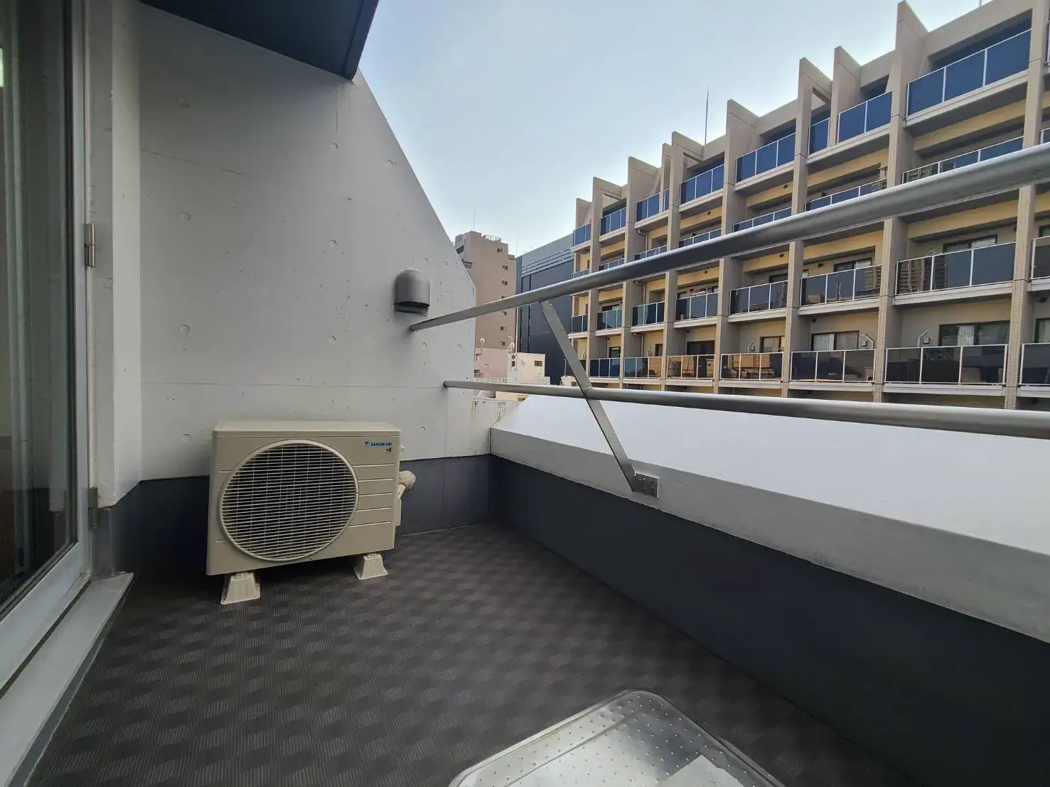 都市の景観が見えるコンパクトなバルコニー