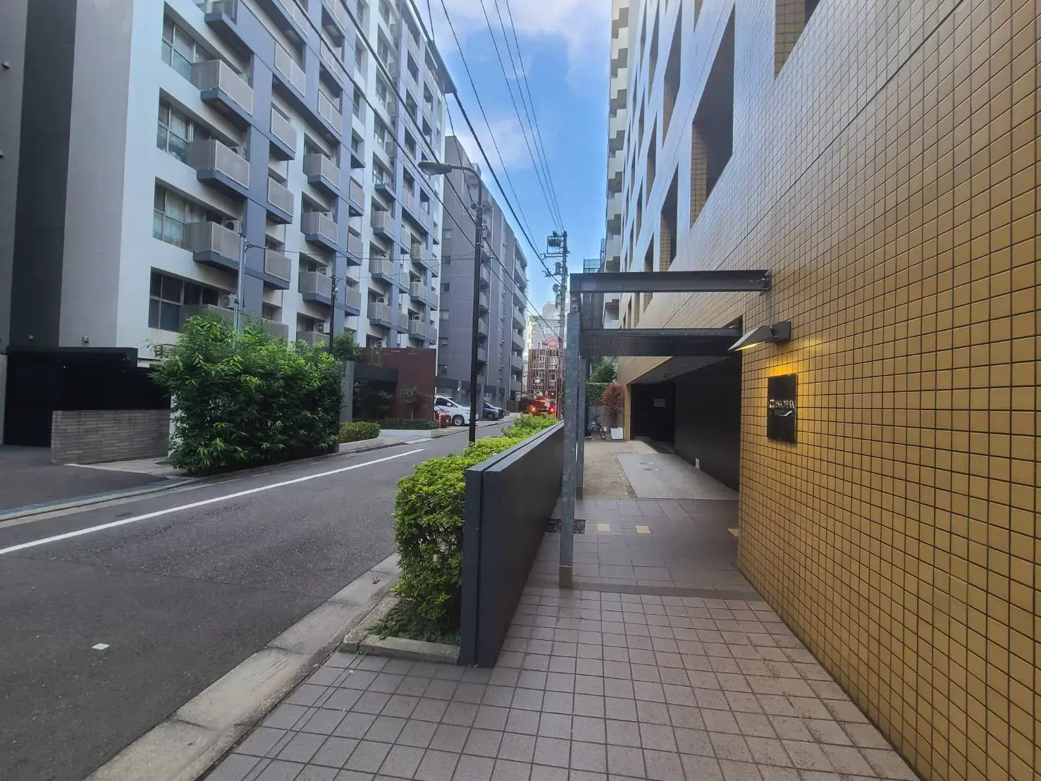 モダンなデザインのアパートのエントランスと外観