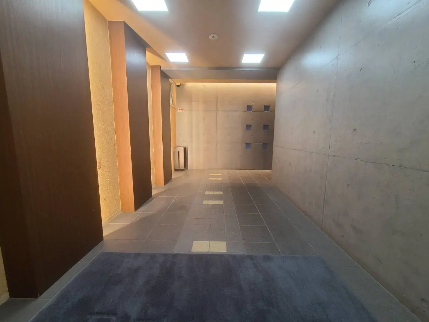 モダンなデザインのエントランスホール