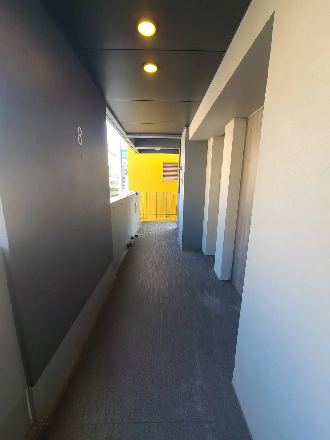 明るい照明と清潔感のある建物の共用廊下
