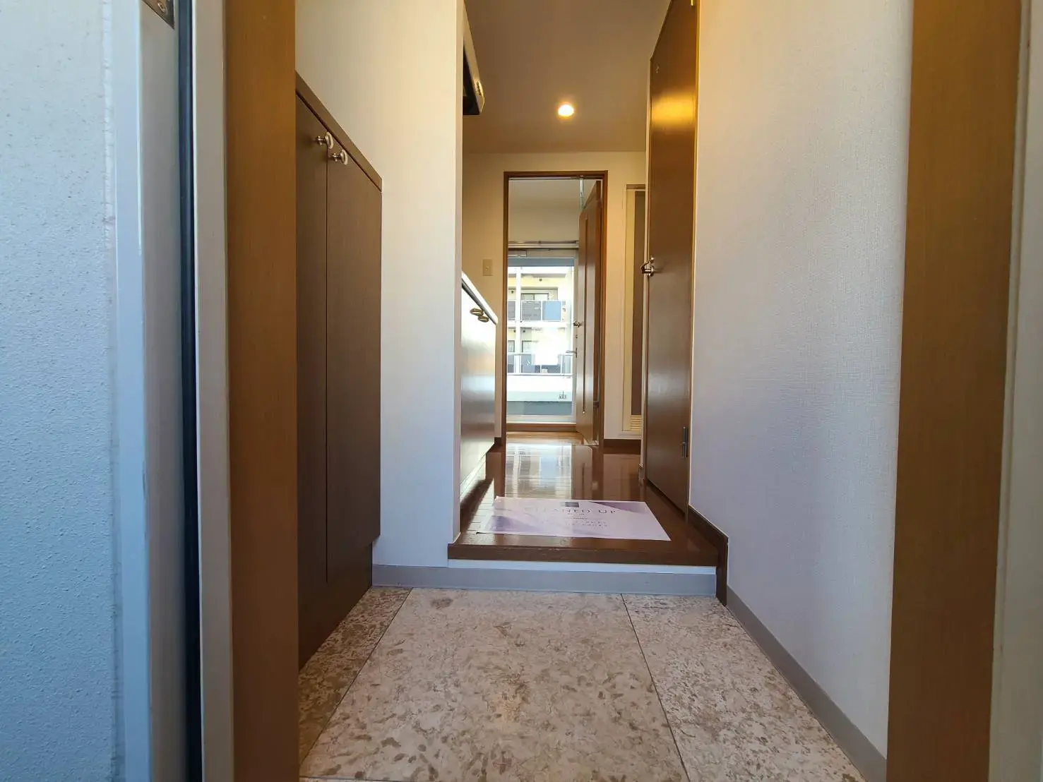 玄関から続く明るい通路、清潔感のある内装