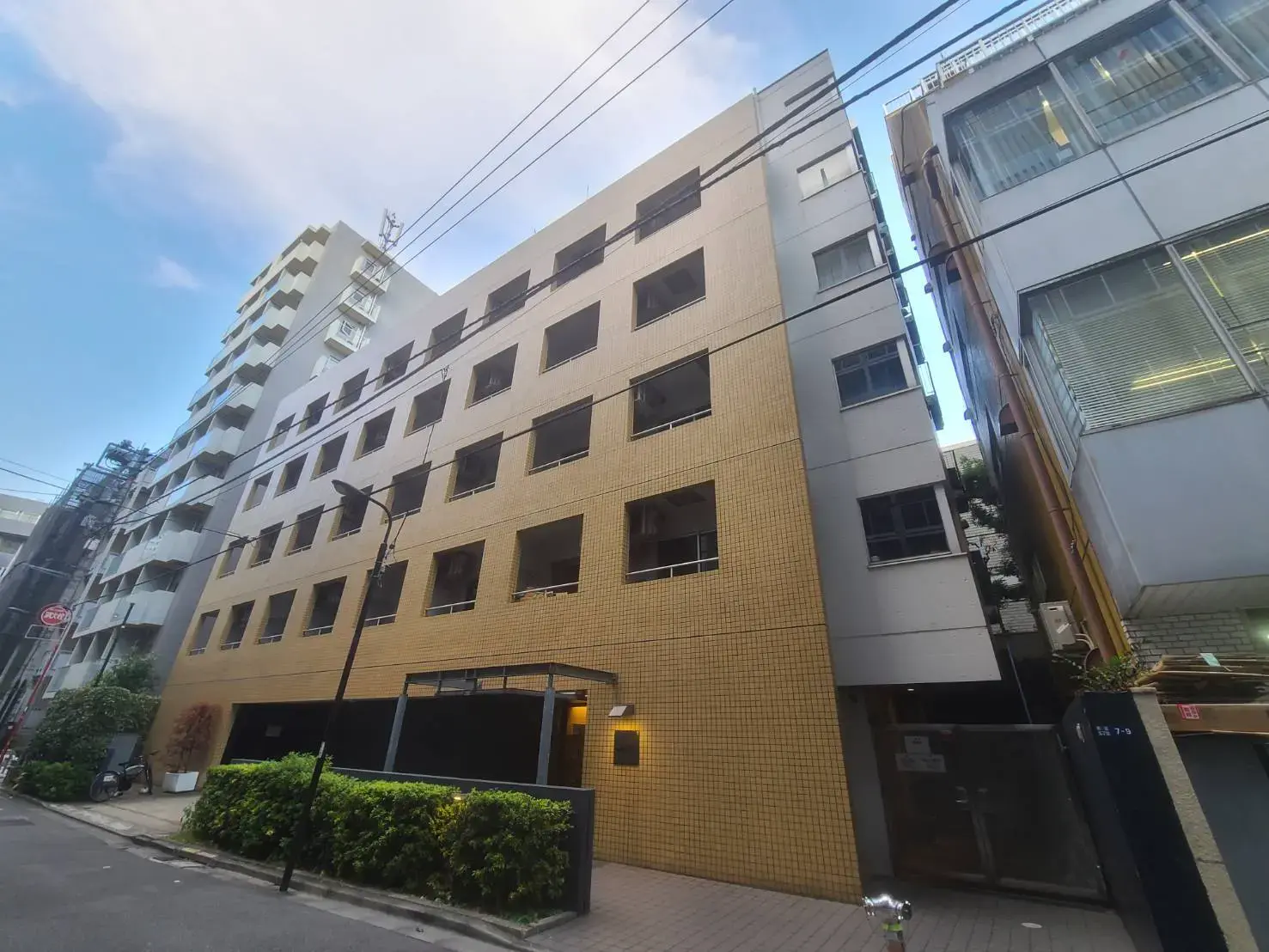 黄色いタイル張りの外観を持つ現代的なアパートビル