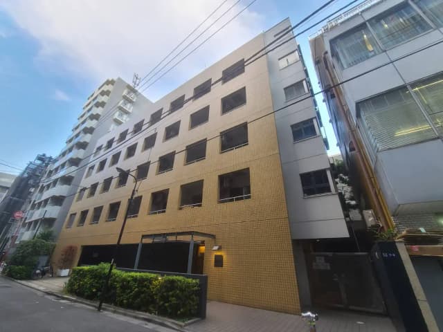 黄色いタイル張りの外観を持つ現代的なアパートビル