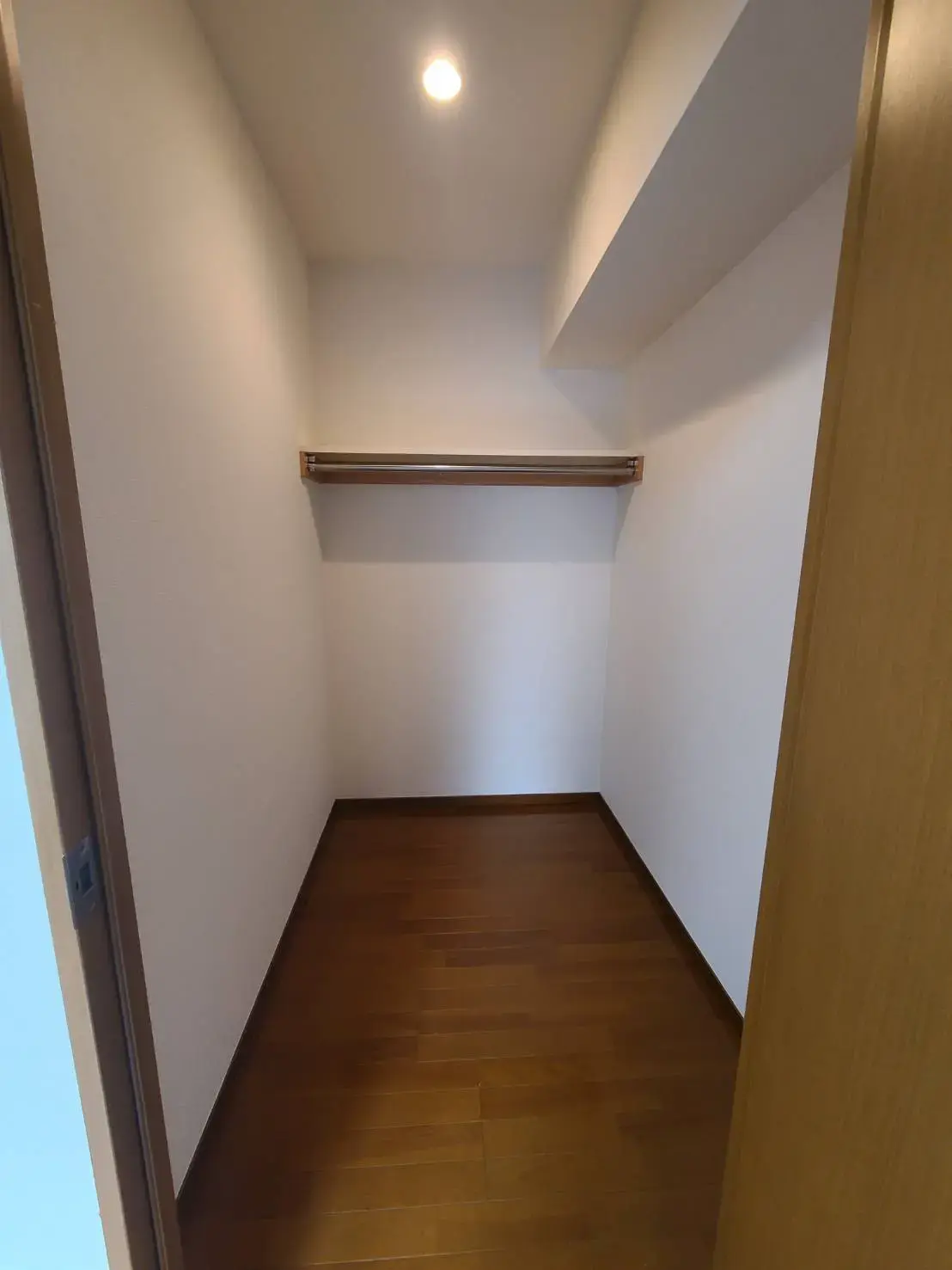 照明付きのシンプルなウォークインクローゼット