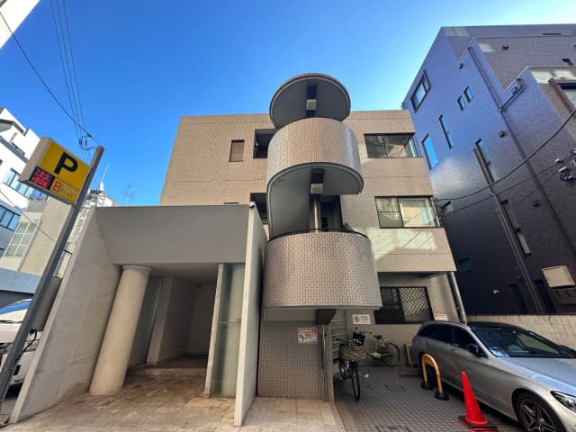 現代的な都市の建築スタイル、独特な円形のデザインが目立つビルと駐車場