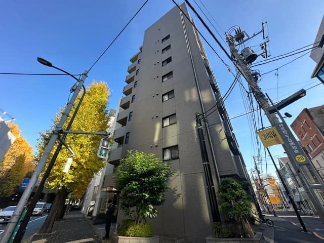 街角に立地するモダンなマンションの外観