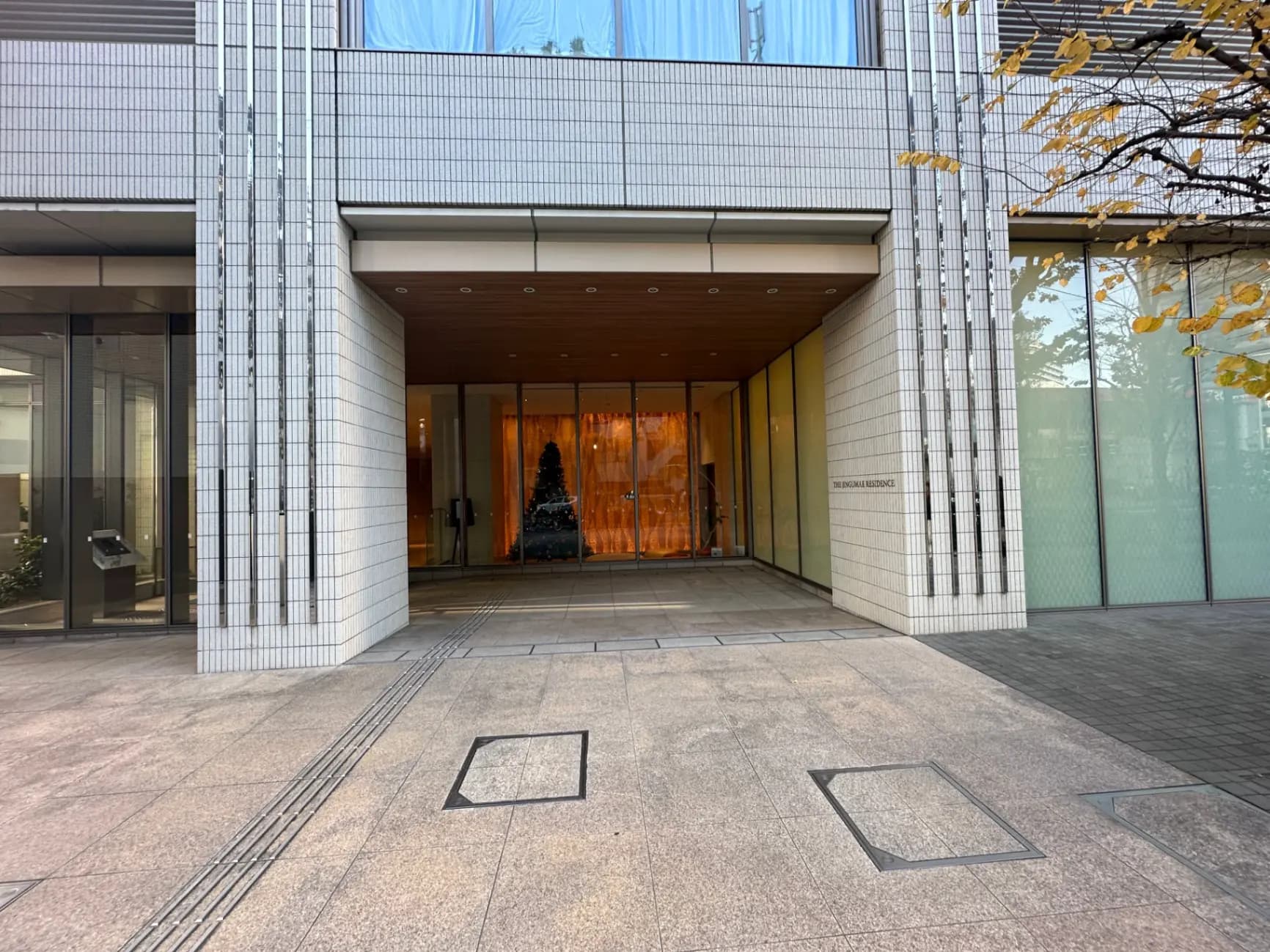 モダンで洗練されたエントランスの風景