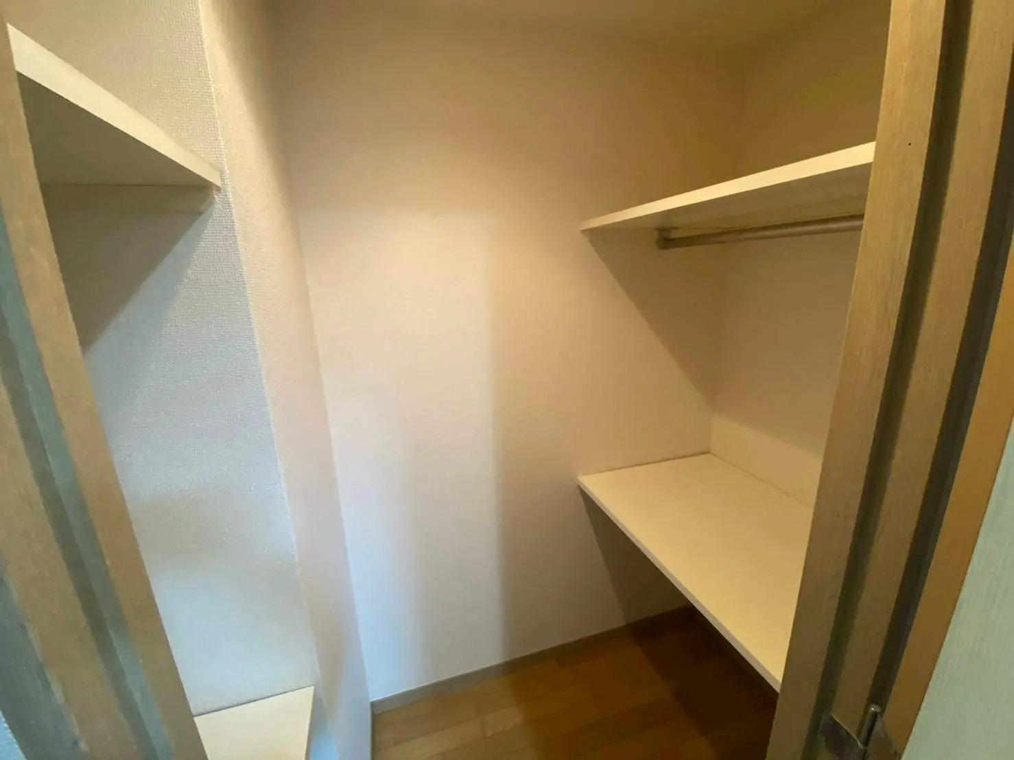 シンプルなデザインのウォークインクローゼット