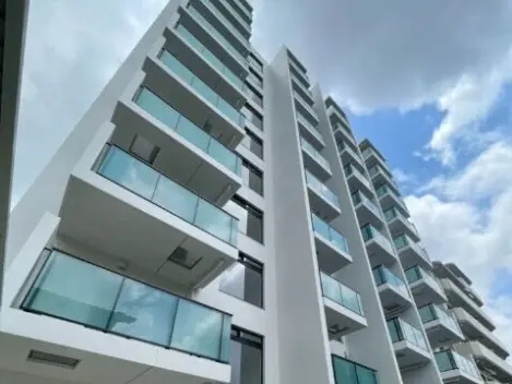 - 近代的な高層マンションの外観、バルコニーが特徴的な白い建物、青空に映えるデザイン