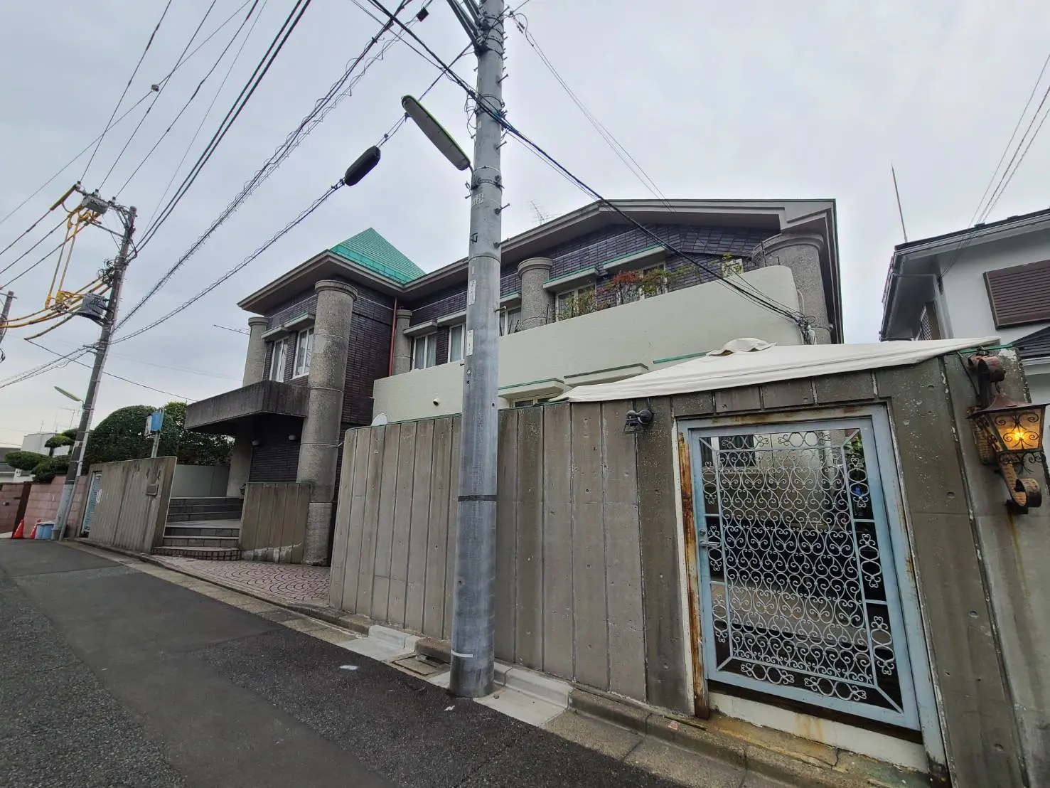 閑静な住宅街に位置する外壁タイル仕上げの洋風の一戸建て
