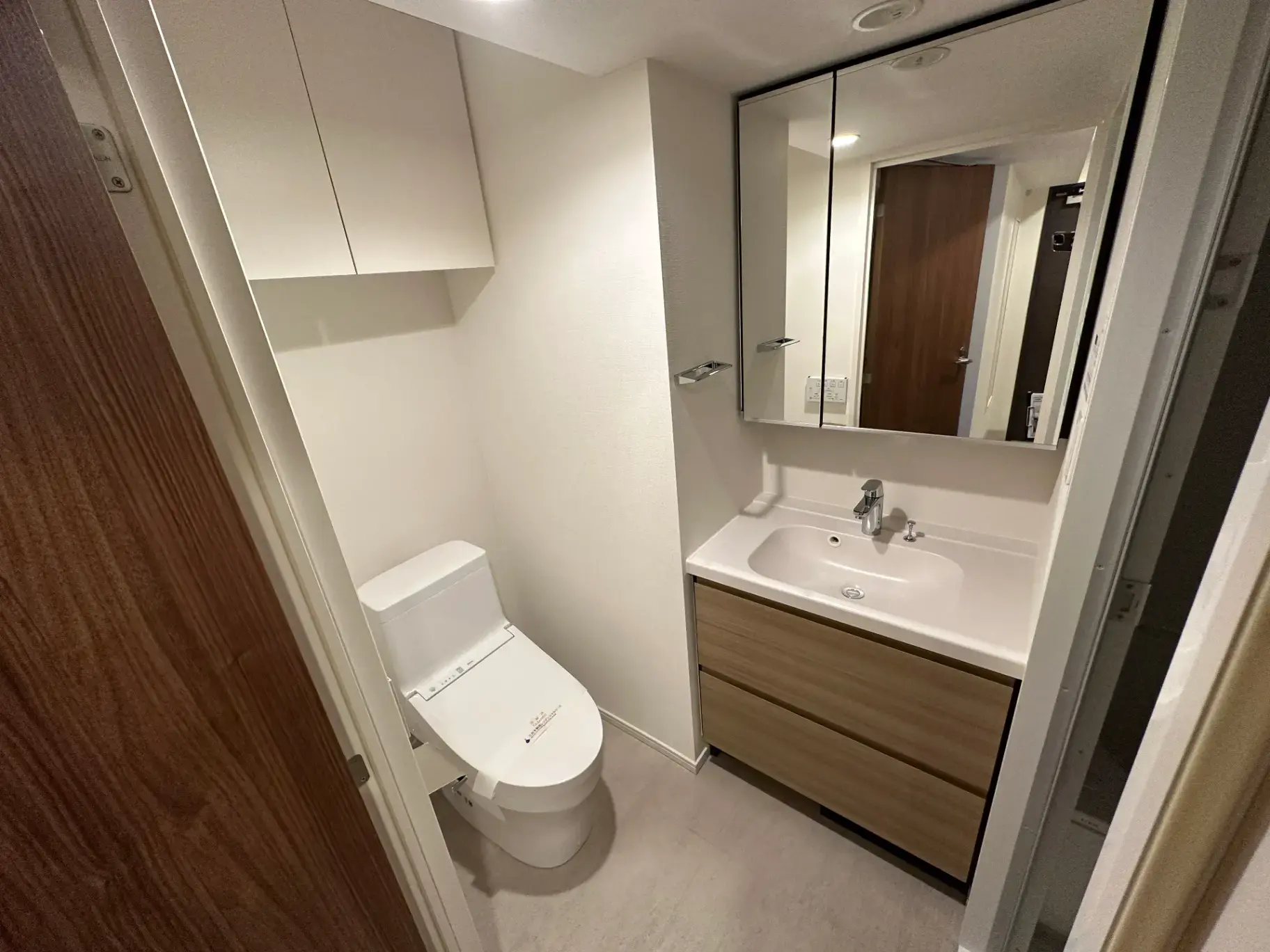 コンパクトながら機能的な洗面所とトイレの一体型設計