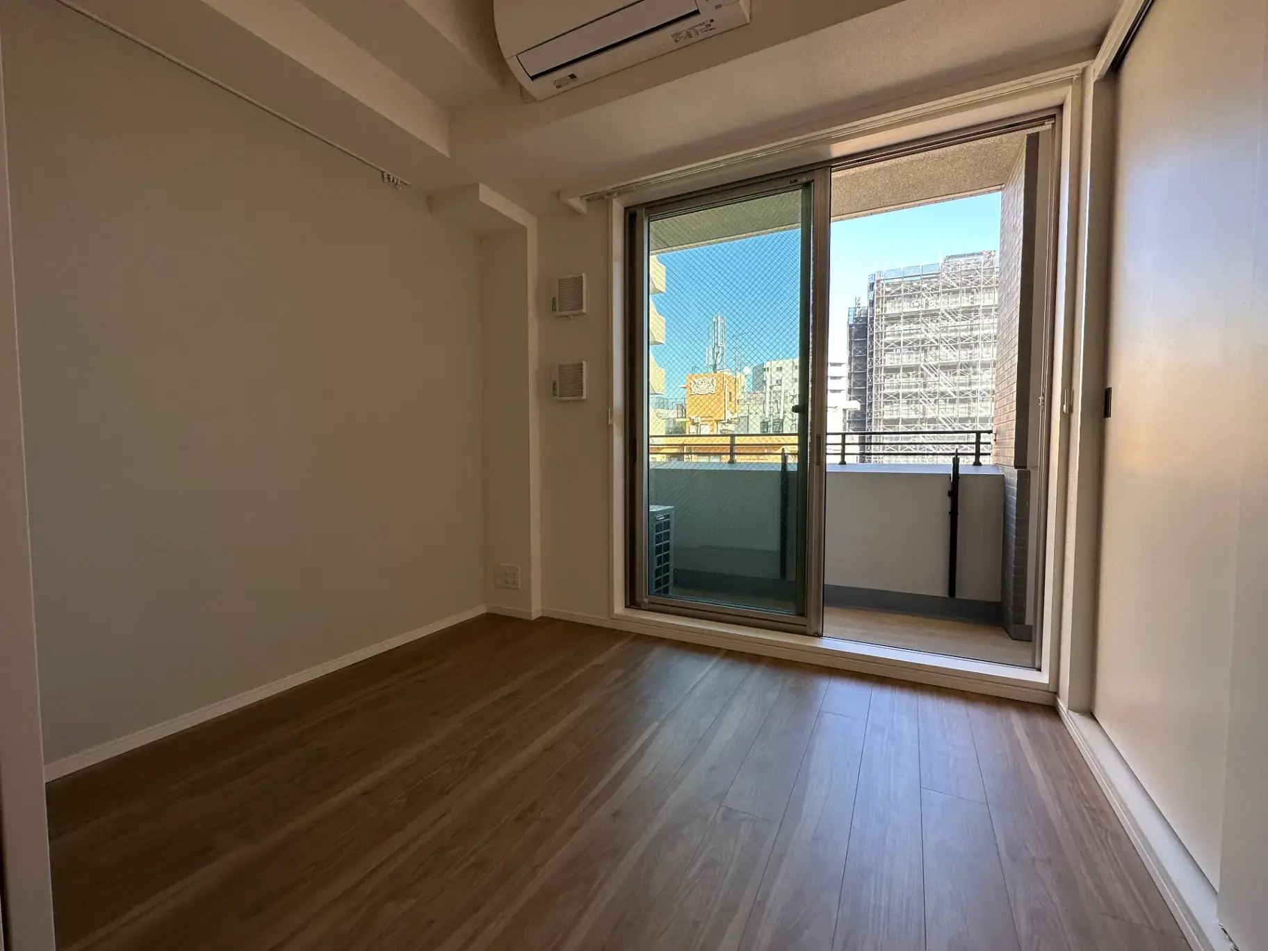明るい室内とバルコニー付きのコンパクトなお部屋