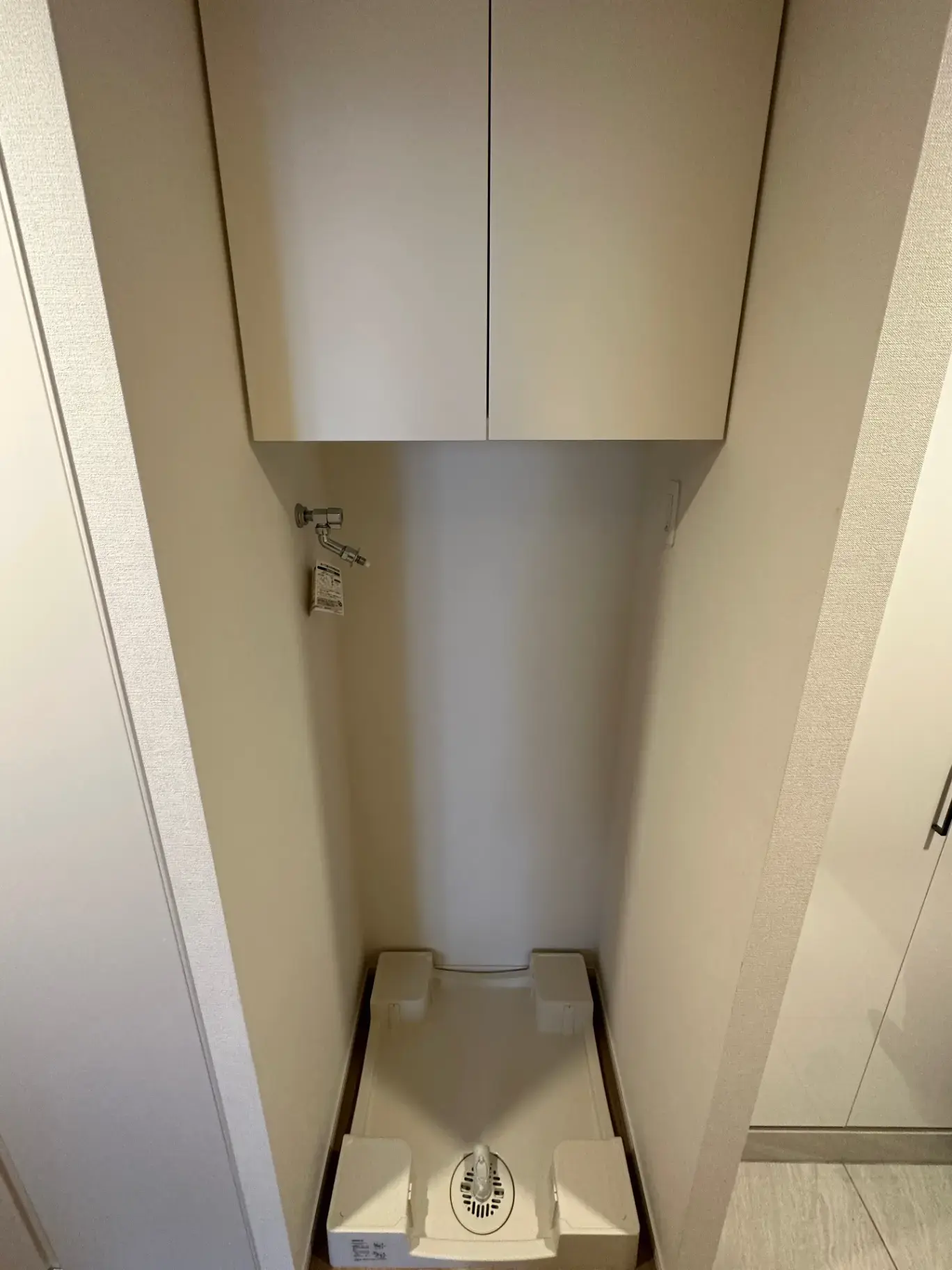 シンプルなデザインの洗濯機置場