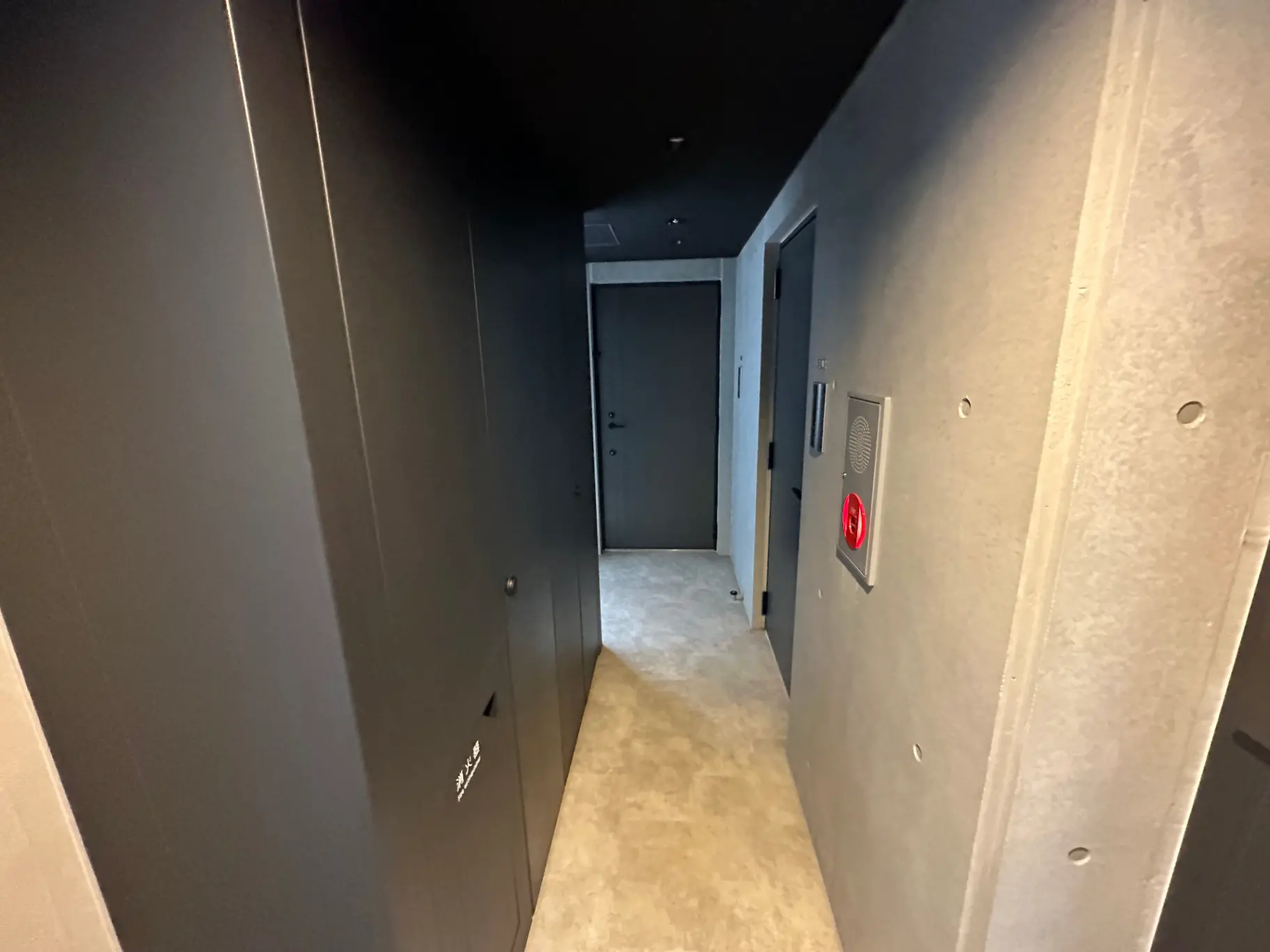 現代的な建物内の廊下とドアのデザイン