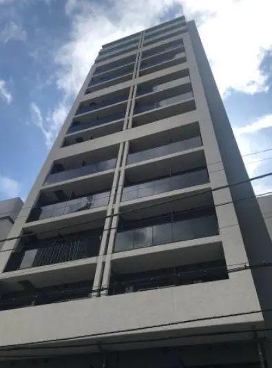 - 現代的なデザインのマンションビルの外観、バルコニー付きの階段状のファサード、青空を背景にした高層建築