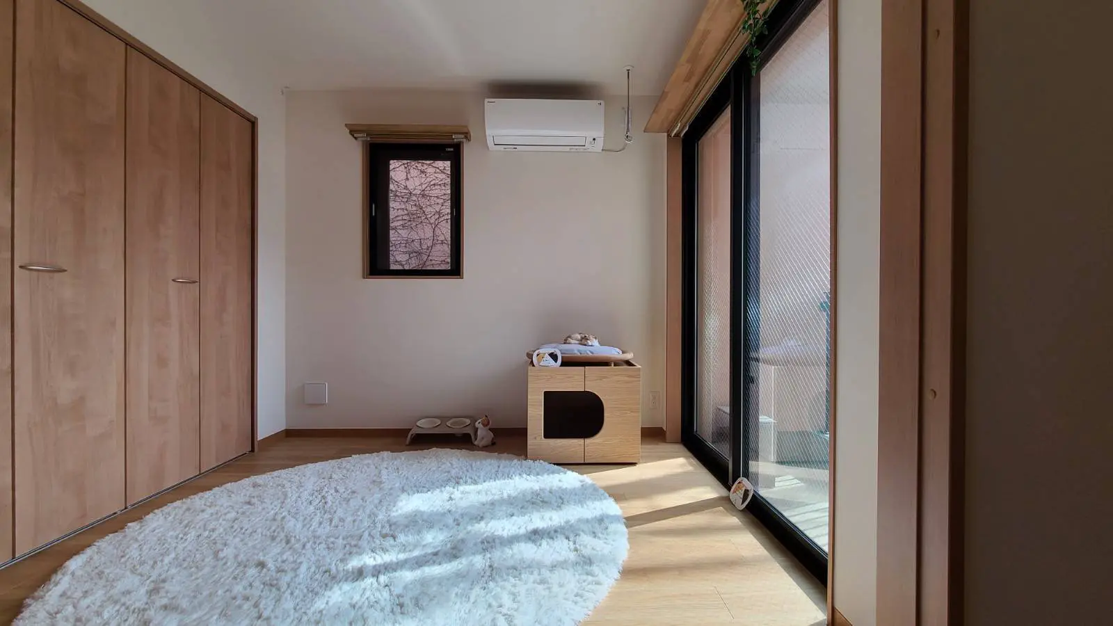 日差しが入る明るい部屋と大きなクローゼット