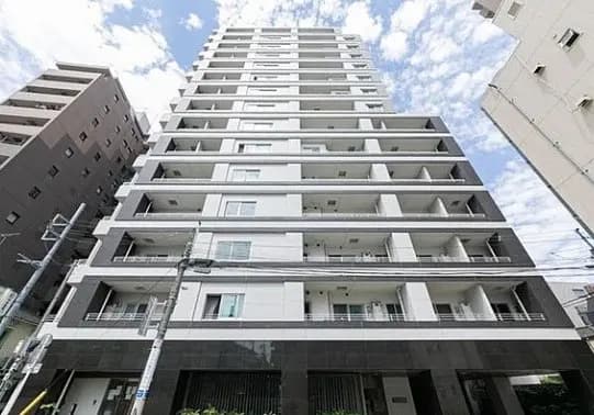 多階層モダンマンションの外観、都市型住宅、白い壁とバルコニー