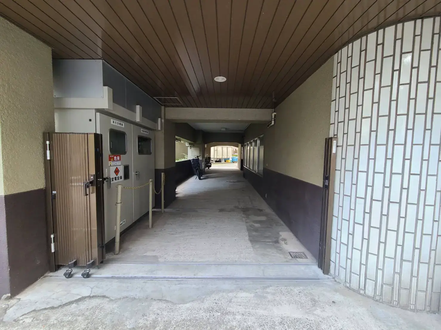 屋根付きの通路があるエントランス