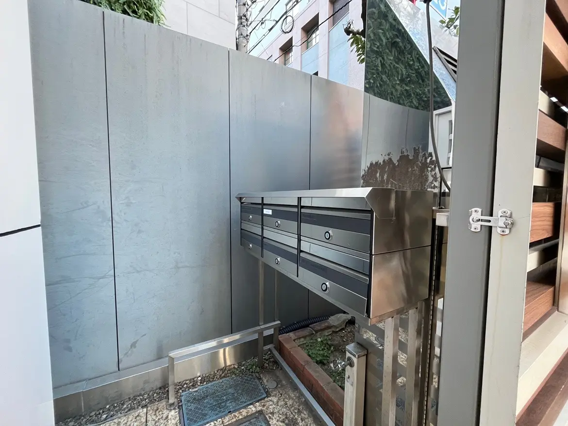 メタル素材のモダンなポストと宅配ボックス、ステンレスの表面、建物のエントランスに設置