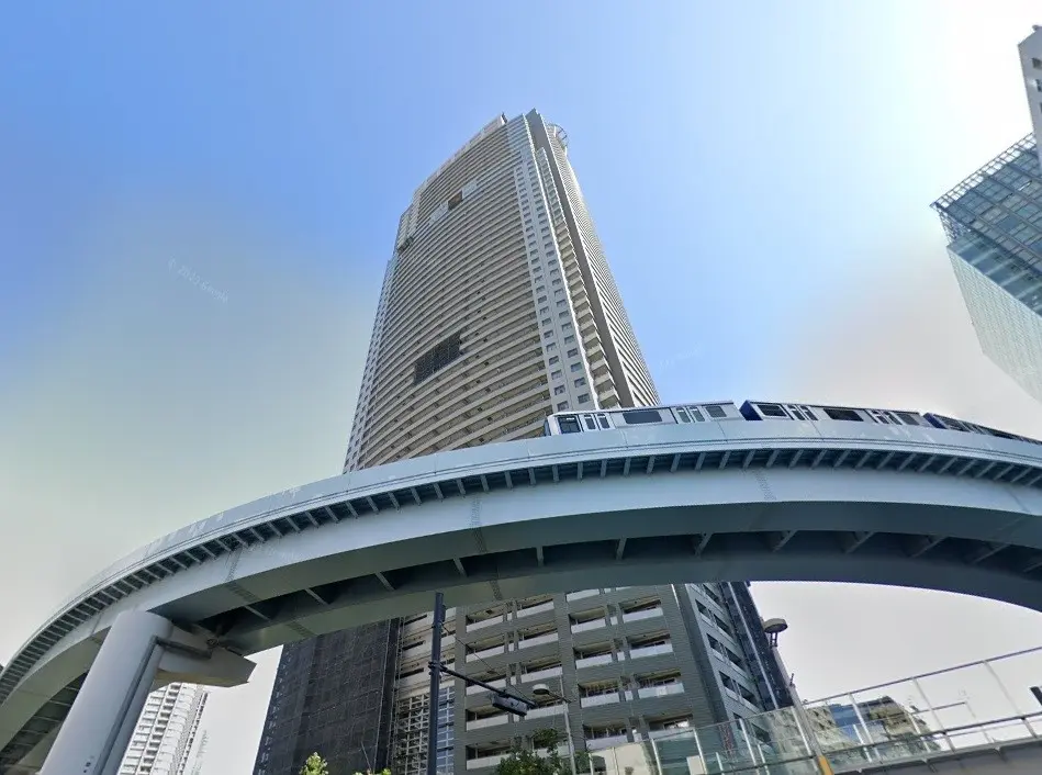 都市の高層ビルとモノレールの橋、青空の下の近代的な建築デザイン