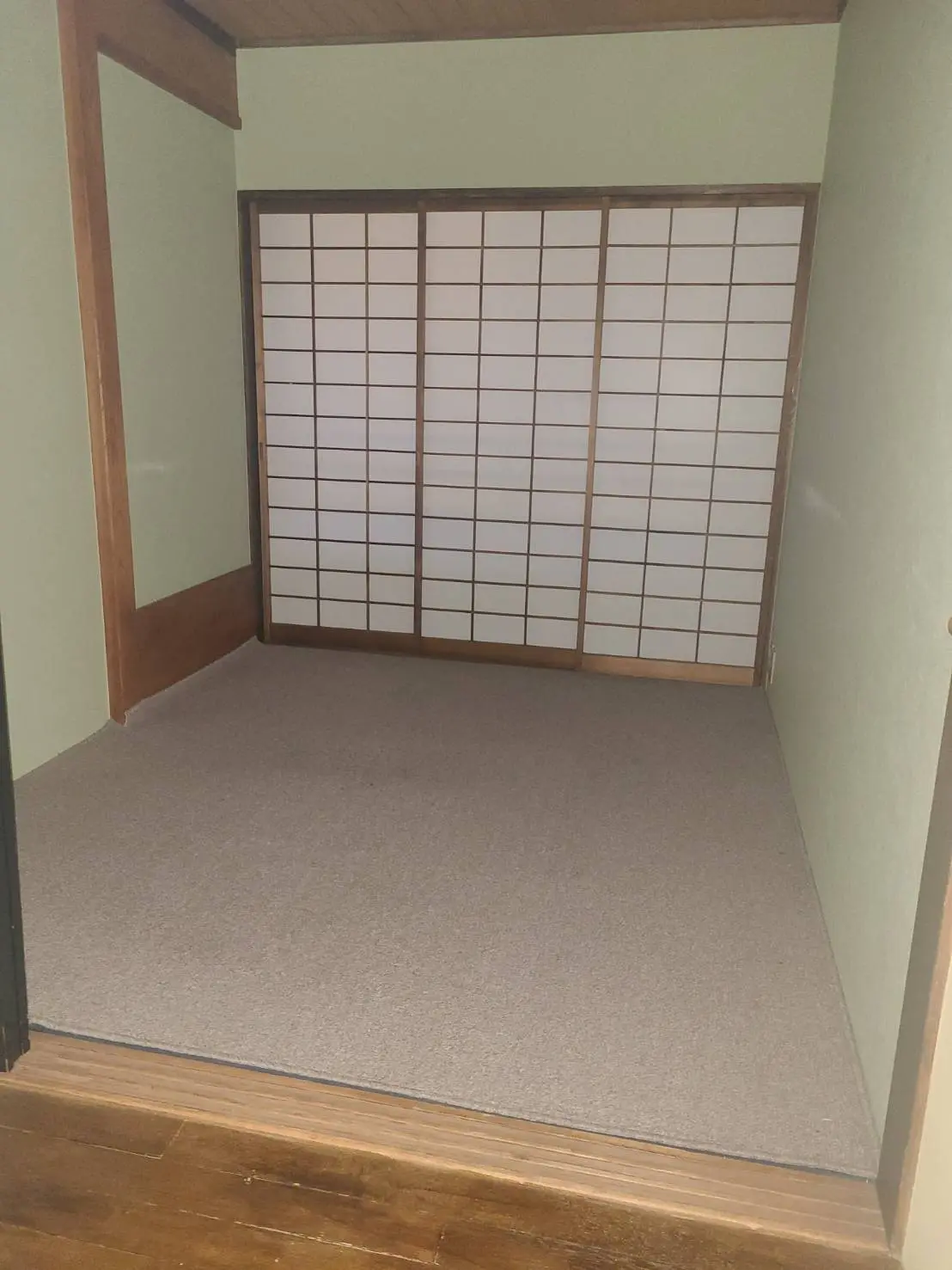 和室の障子と畳の端、木製の枠と優しい光が差し込む日本式インテリア