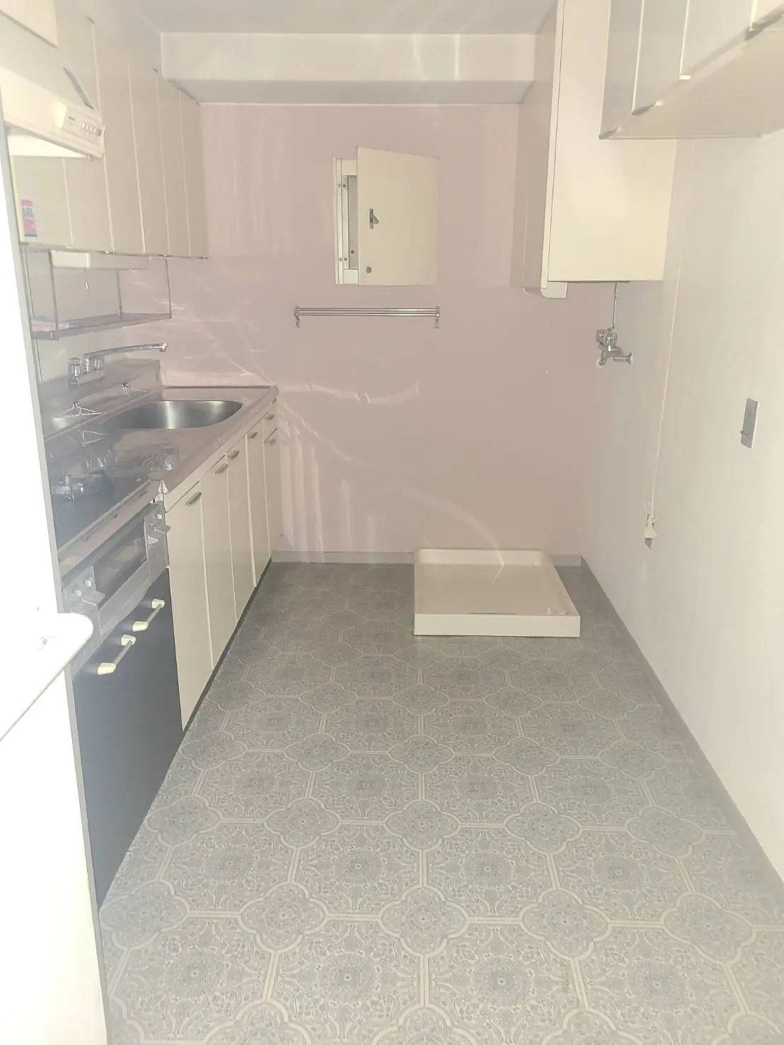 狭い空間に最適化されたコンパクトなキッチン、ユニットバス付き、シンクと収納スペースのあるモダンなインテリア