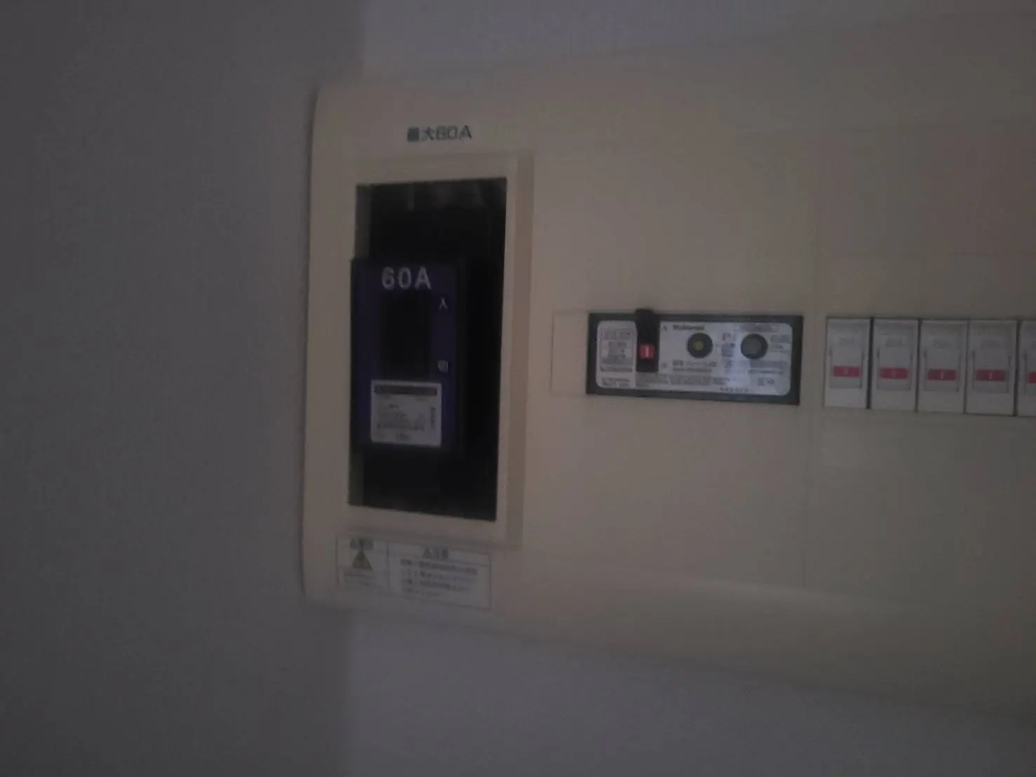 家庭用の電気配電盤、安全遮断器と複数のスイッチが付いた壁掛けタイプ