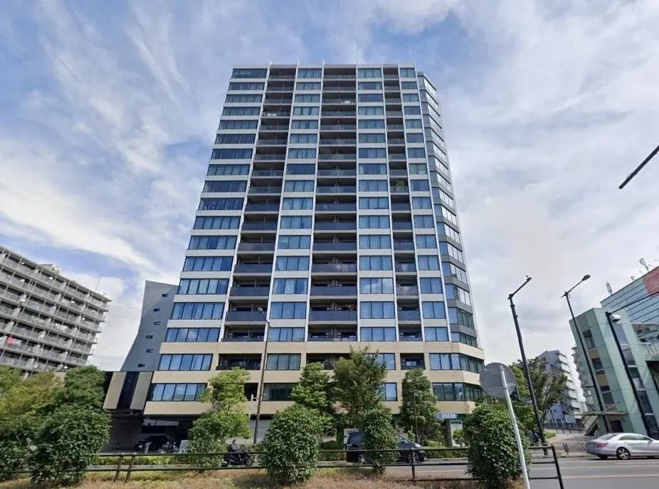 現代的な外観の高層マンション、ガラス張りのバルコニー、市街地に位置