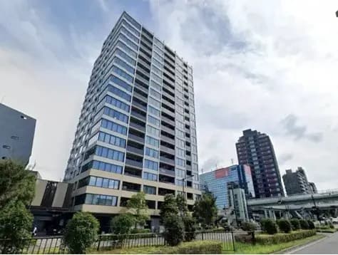都市の風景、ガラス張りの高層ビルと周辺のビルディング、青空のバックグラウンド