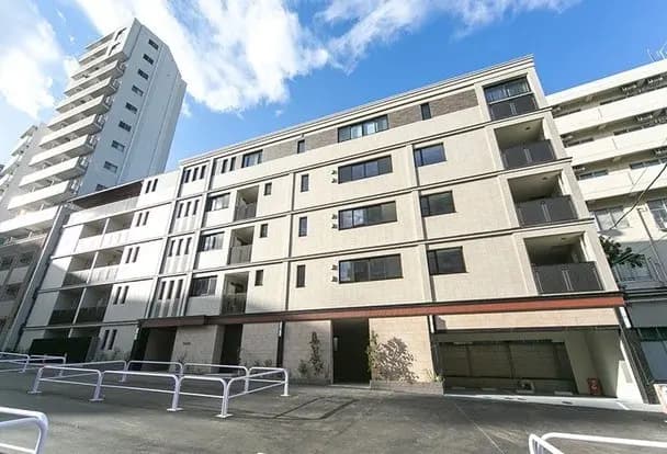 日当たりの良い都市型マンション、ベージュの外壁とバルコニー、駐輪場付き