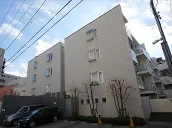 モダンな外観の都市型アパートメントビルディング、駐車スペース付き