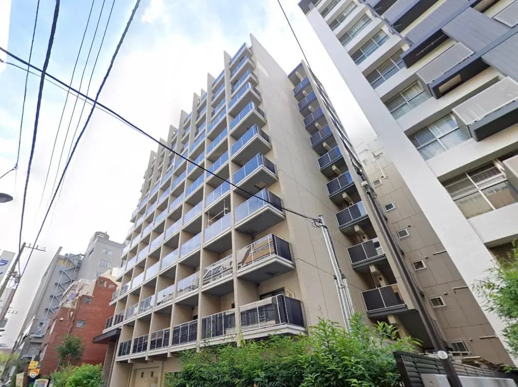 現代的なマンションの外観、都市の住宅街に位置する、複数のバルコニー付き